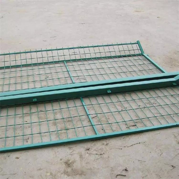   金屬網片防護柵欄